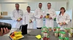 Unilever Betriebsräte, Werksleiter sowie Vertreter*innen der Politik am Standort Auerbach mit verschiedenen Knorr Produkten